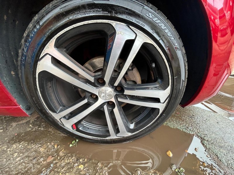 PEUGEOT 208